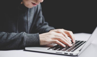 Bilgisayar önünde hacker