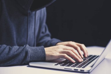 Bilgisayar önünde hacker