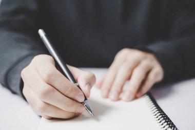 Boş defter üzerinde yazma