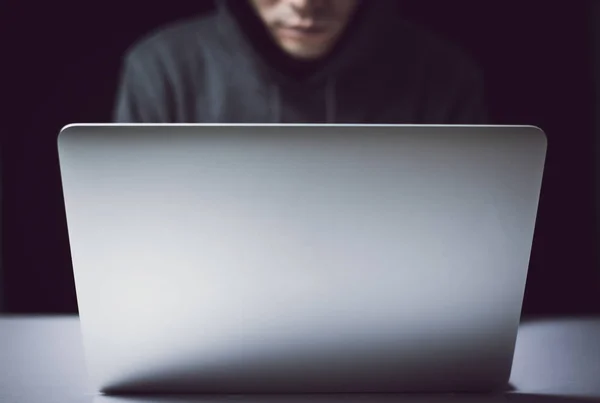Hacker na frente do computador — Fotografia de Stock