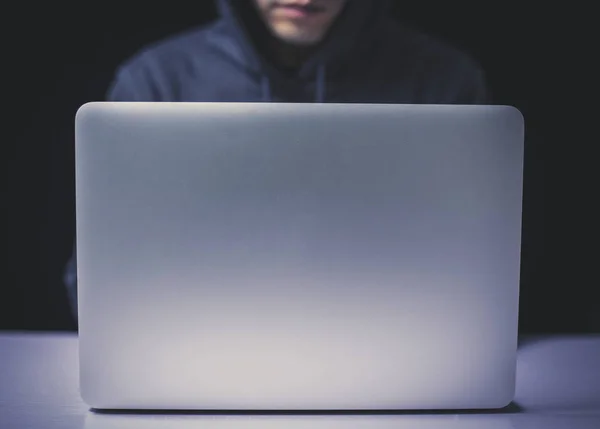 Hacker na frente do computador — Fotografia de Stock