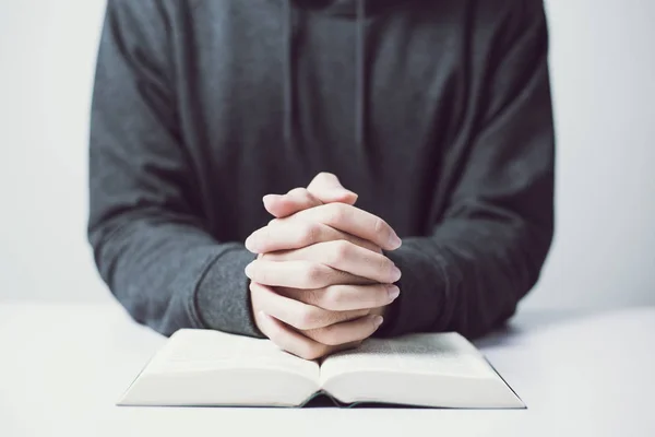 Ο άνθρωπος προσεύχεται σε λευκό τραπέζι — Φωτογραφία Αρχείου