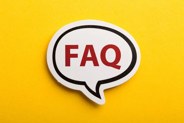 노란색 배경에 격리 된 FAQ 음성 거품 — 스톡 사진
