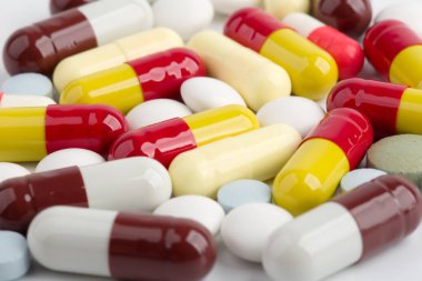 Beyaz arka plan üzerinde ilaç hapları, tabletler ve kapsüller