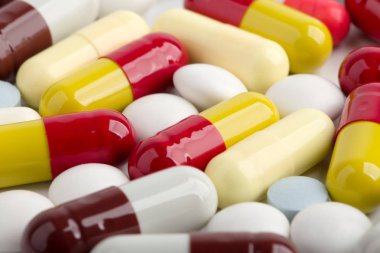 Beyaz arka plan üzerinde ilaç hapları, tabletler ve kapsüller