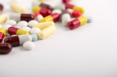 Beyaz arka plan üzerinde ilaç hapları, tabletler ve kapsüller