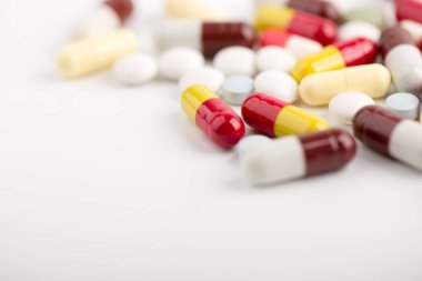 Beyaz arka plan üzerinde ilaç hapları, tabletler ve kapsüller