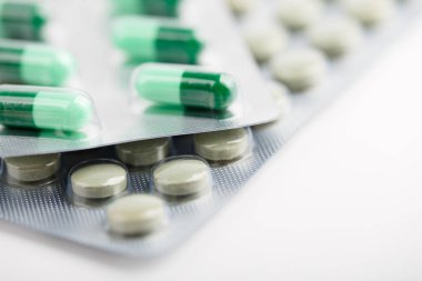 Beyaz arka plan üzerinde ilaç hapları, tabletler ve kapsüller