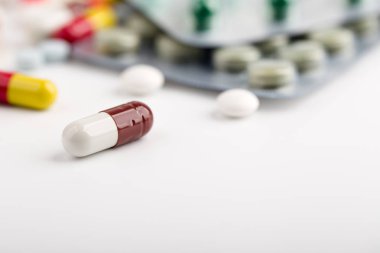 Beyaz arka plan üzerinde ilaç hapları, tabletler ve kapsüller