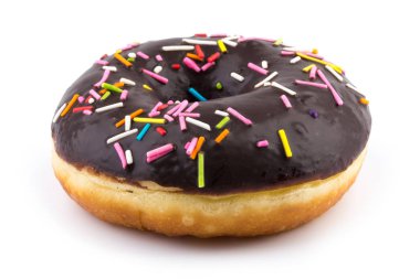 Çörek üzerinde beyaz izole renkli sprinkles ile