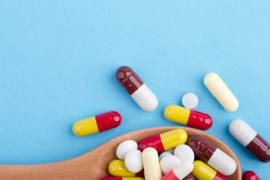 Ahşap Kaşık Üzerinde İlaç Pills Tabletler Ve Kapsüller