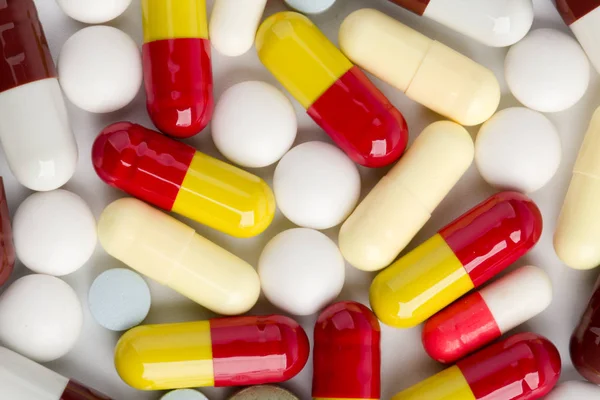 Beyaz arka plan üzerinde ilaç hapları, tabletler ve kapsüller — Stok fotoğraf