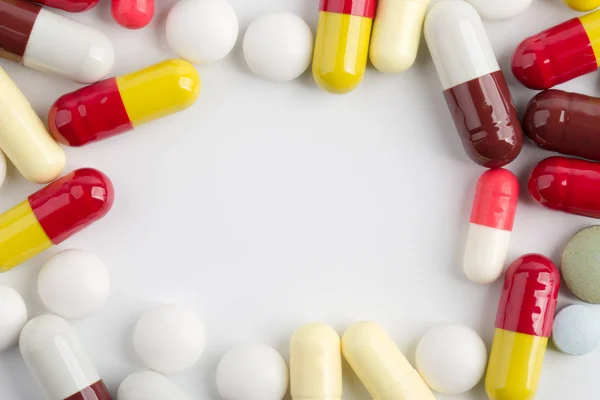 Gyógyszer tabletták, tabletták és kapszulák fehér háttér előtt — Stock Fotó