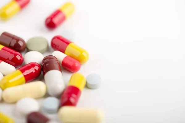 Medikamententabletten, Tabletten und Kapseln auf weißem Hintergrund — Stockfoto