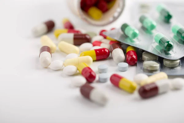 Medicina comprimidos, comprimidos e cápsulas sobre fundo branco — Fotografia de Stock