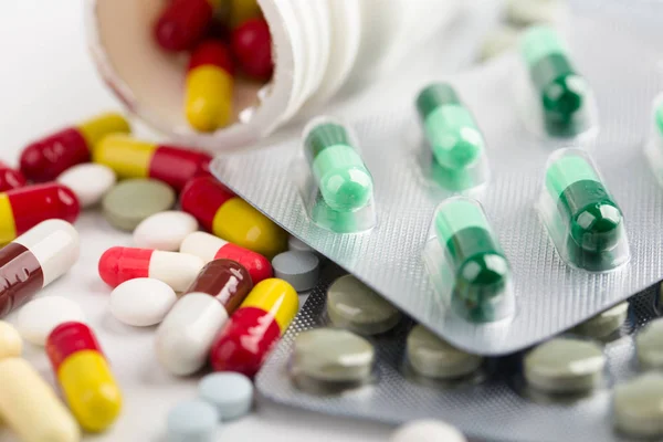 Medicinali, compresse e capsule su sfondo bianco — Foto Stock