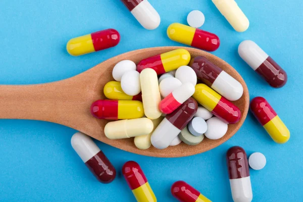 Ahşap Kaşık Üzerinde İlaç Pills Tabletler Ve Kapsüller — Stok fotoğraf