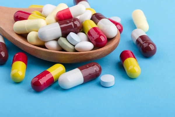 Ahşap Kaşık Üzerinde İlaç Pills Tabletler Ve Kapsüller — Stok fotoğraf
