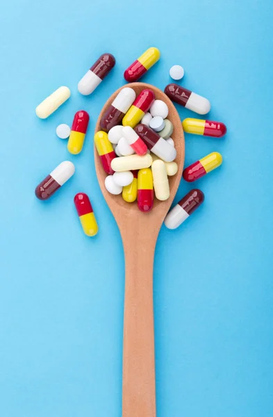 Medicin piller tabletter och kapslar på träsked — Stockfoto