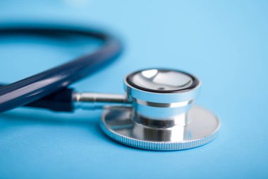 Mavi arkaplanda steteskop