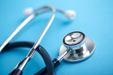 Mavi arkaplanda steteskop