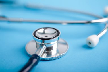 Mavi arkaplanda steteskop