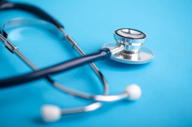 Mavi arkaplanda steteskop