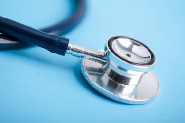 Mavi arkaplanda steteskop