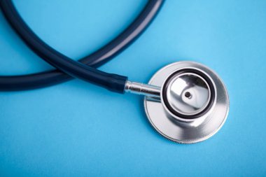 Mavi arkaplanda steteskop