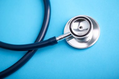 Mavi arkaplanda steteskop