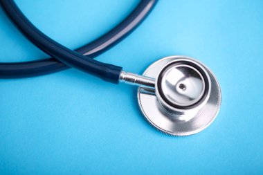 Mavi arkaplanda steteskop