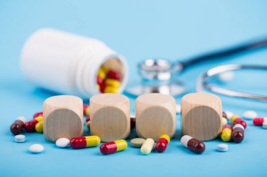 Dört Ahşap Bloklu Tıp Ve Stetoskop