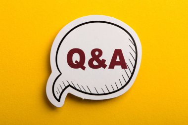 Soru Ve Cevap Konuşma Balonu Sarı Yalıtılmış