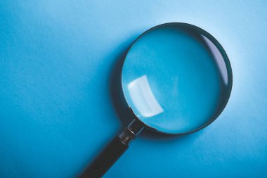 Büyüteç Mavi Arka Plan Üzerine İzole