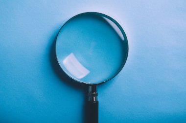 Büyüteç Mavi Arka Plan Üzerine İzole