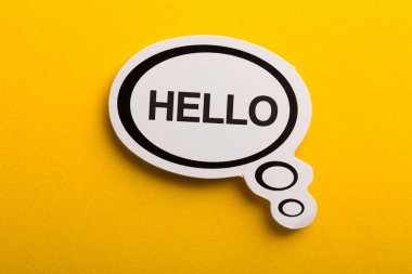 Merhaba Konuşma Bubble Sarı Arka Plan Üzerinde İzole