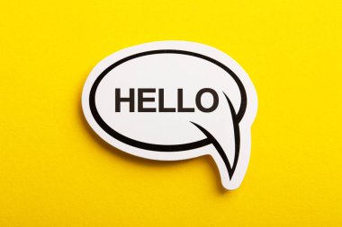 Merhaba Konuşma Bubble Sarı Arka Plan Üzerinde İzole