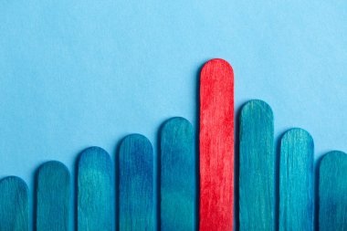 Kalabalıktan ve farklı ve liderlik anlayışından sıyrılın