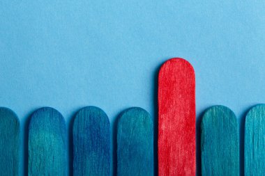 Kalabalıktan ve farklı ve liderlik anlayışından sıyrılın