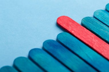 Kalabalıktan ve farklı ve liderlik anlayışından sıyrılın