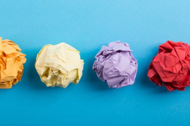 Renkli buruşuk kağıt toplar.