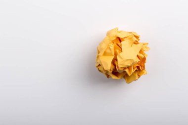 Buruşuk kağıt topu izole