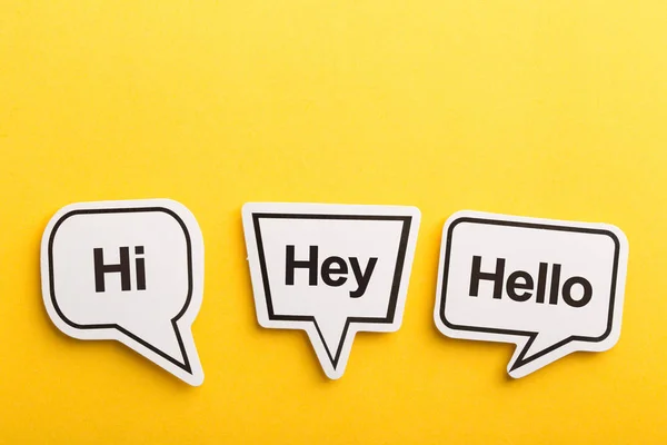 Olá Speech Bubble isolado em fundo amarelo — Fotografia de Stock