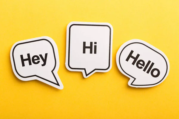 Olá Speech Bubble isolado em fundo amarelo — Fotografia de Stock