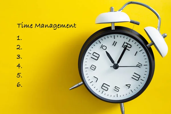 Ιδέα διαχείρισης χρόνου με το ρολόι — Φωτογραφία Αρχείου