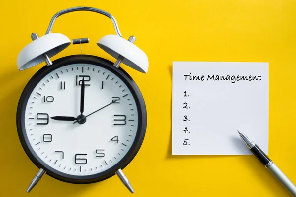 Концепция управления временем с часами — стоковое фото