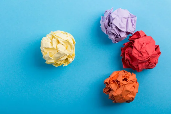 Bunte zerknüllte Papierkugeln — Stockfoto