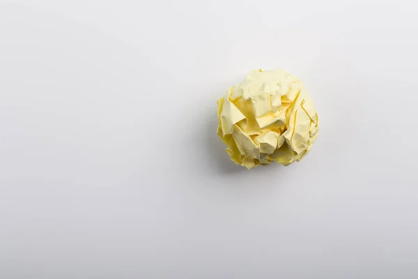 Boule de papier froissée isolée — Photo