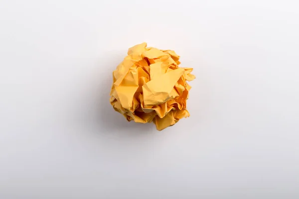 Boule de papier froissée isolée — Photo