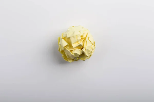 Boule de papier froissée isolée — Photo